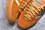 ▪panan权威实拍💯#AD30200
新货🚀#坏痞兔Bad Bunny x AD Gazelle Indoor Trainers "Benito"羚羊内训系统低帮复古百搭休闲运动德训风板鞋“棕色变形鞋头” JS5050

鞋款整体选择了简约的黑白皮革搭配浅灰色长绒麂皮材质，最后以半透明生胶大底收尾，质感在线。不同于以往联名的调色盘操作，Bad Bunny对Gazelle indoor进行了加宽加厚处理，以及鞋头变形的设计，带来全新的歪头面包鞋型Gazelle。此外，鞋款标签直接呈现在后跟处，鞋侧adidas标识下方还加入了"benito"字样，辨识度拉满。
尺码：35 36 36⅔ 37⅓ 38 38⅔ 39⅓ 40 40⅔ 41⅓ 42 42⅔ 43⅓ 44 44⅔ 45 - Image 8