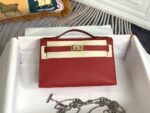 stock✨现货 国旗红
kelly pochette  一代 epsom皮 22cm 金银扣现货
一代的容量比二代大很多 满足日常使用 非常实用 百搭 加条猪鼻子链条当斜挎💕💕