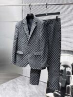 GUCCI 2025ss Spring and Autumn New Western Pants Nine Fen Pants Casual Pants, High end Version! Customized fabrics for counters have high breathability and comfort, impeccable details, and brand element design concepts, reflecting high quality. Delicate and soft to the touch! Presenting casual tailoring, the upper body design is superb! 🐉 Size range: 30-38 🈚 35.37. Can be paired with a set - Image 9