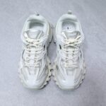 Balenciaga·巴黎世家 四代老爹鞋4.0 Track2 复古运动鞋 户外概念鞋
👍🏻高品质纯原版本，配原版全套大盒包装，从里到外一切百分百还原官方配置，碾压市面一切版！
⚠️全鞋由176块部件组成 ，整双鞋子从头到尾难度极高 。原鞋购入时在开版方面耗时一个多月，里里外外已攻破任何细节部位，保证与专柜原鞋一摸一样，满足天猫、代购、韩国订单需求 ！多层大底TPU+EVA+RB组合成，乳胶鞋垫 脚感无敌 无可挑剔！鞋面鞋底工艺比初代还更加高难度！
码数：35-45👣情侣款 - Image 4