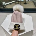 【CHANEL香奈儿】2025秋冬新款小香风可拆两用胸针款狐狸毛球毛线帽，超火爆 💖质感一流，出街超好搭配！ - Image 6