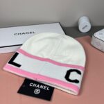 💰Chanel官网品质香奈儿秋冬网红时尚博主推荐款针织帽，藏着不动声色的高级感，每一处线条都透着利落大方，简约而不简单，大方且不失格调，处处细节都彰显着高端品味，时尚感在克制中愈发耐人寻味。 - Image 8