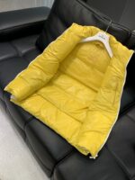 Moncler 蒙口，2025冬季最新品，专柜同步有售，原单狠货，时尚休闲羽绒马甲，上身舒适！吸睛而有亮点，采用进口原版面料，顶级刺绣🪡工艺字母图案logo，原版五金辅料装饰，简单而不失时尚，上身时尚帅气，2️⃣色推荐，码数：1-5


1	2	3	4	5	
衣长	62	64	66	68	70	
肩宽	43	44	45	46	47	
胸围	110	114	118	122	126	
下摆	108	112	116	120	124	
门襟拉链	63	65	66.5	68.5	70	
面袋拉链	16	16	16	16	16	
里袋拉链	16	16	16	16	16 - Image 7