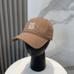 防尘袋
👒罗意威👒LOEWE新款原标设计棒球帽🧢质感超好，外部线条定位标准，做工精细，简约大气低价走量！