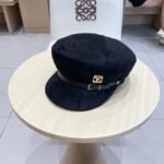 Lv路易威登秋冬款时尚个性保暖鹿茸皮显瘦平顶帽子女网红皮带磨毛鸭舌帽减龄