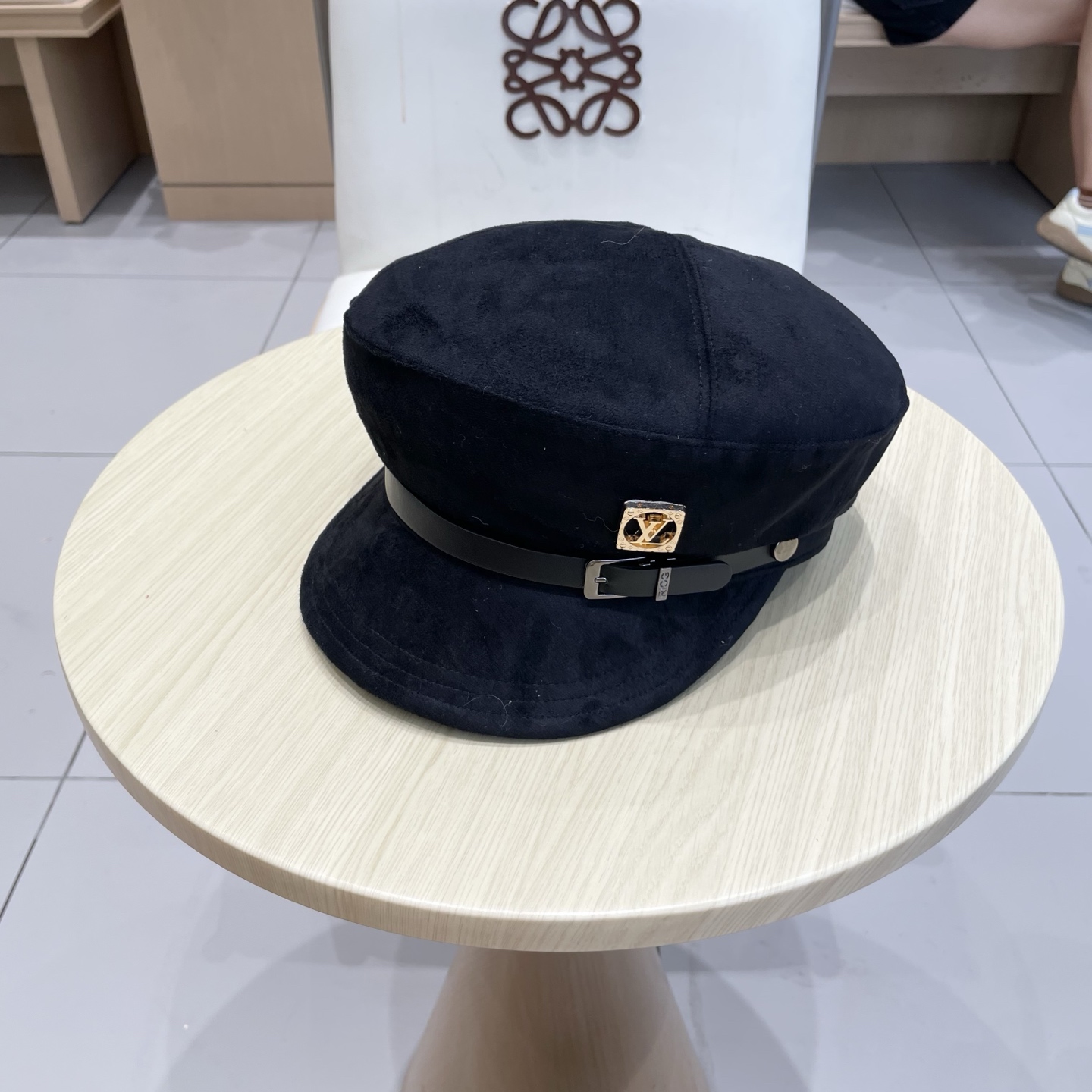 Lv路易威登秋冬款时尚个性保暖鹿茸皮显瘦平顶帽子女网红皮带磨毛鸭舌帽减龄