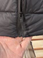 🉐 Arcteryx始祖鸟 Cerium Vest 纯色刺绣Logo字母 羽绒马甲 黑金

内里不是羽绒直接白送！
填充RDS认证850蓬欧洲白鹅绒，暖重比卓越，搭配易潮湿部位的Coreloft™合成 insulation，干冷湿冷环境均能持续保暖。 外层采用15D再生抗撕裂尼龙，整体轻盈可压缩，收纳后小于葡萄柚，随带随用。纯色基底搭配立体刺绣Logo，针脚工整清晰，品牌辨识度高。立体剪裁设计无活动束缚，可作为户外中层保暖件，也能当城市通勤叠穿单品，适配春秋冬三季穿搭需求。配备YKK防水拉链、可调抽绳下摆。

现货尺码：M、L、XL、XXL 。（可穿100-200斤 报身高体重安排合适尺码） - Image 11