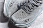 纯原级别 HOKA ONE ONE Clifton 克里夫顿9代专业性能减震公路跑步鞋 轻盈透气的针织网面和纱线的使用让鞋面更挺拔 增强鞋面的强度和支撑性能 搭配柔软的鞋舌 让双脚在舒适包裹中跑的更加畅快 全新泡棉中底 柔软的同时增强回弹性能 为不同跑者提供更平稳流畅的脚感 带来全面的缓冲保护 根据人体工程学设计的延长拉襟 后跟处弹软的海绵填充舒适固定 避免掉跟和摩擦 相比上一代光滑的内衬 Clifton 9的内衬增强了摩擦力 避免双脚在鞋内滑动 SIZE：36 36.5 37.5 38 38.5 39 40 40.5 41 42 42.5 43 44 44.5 45 - Image 8