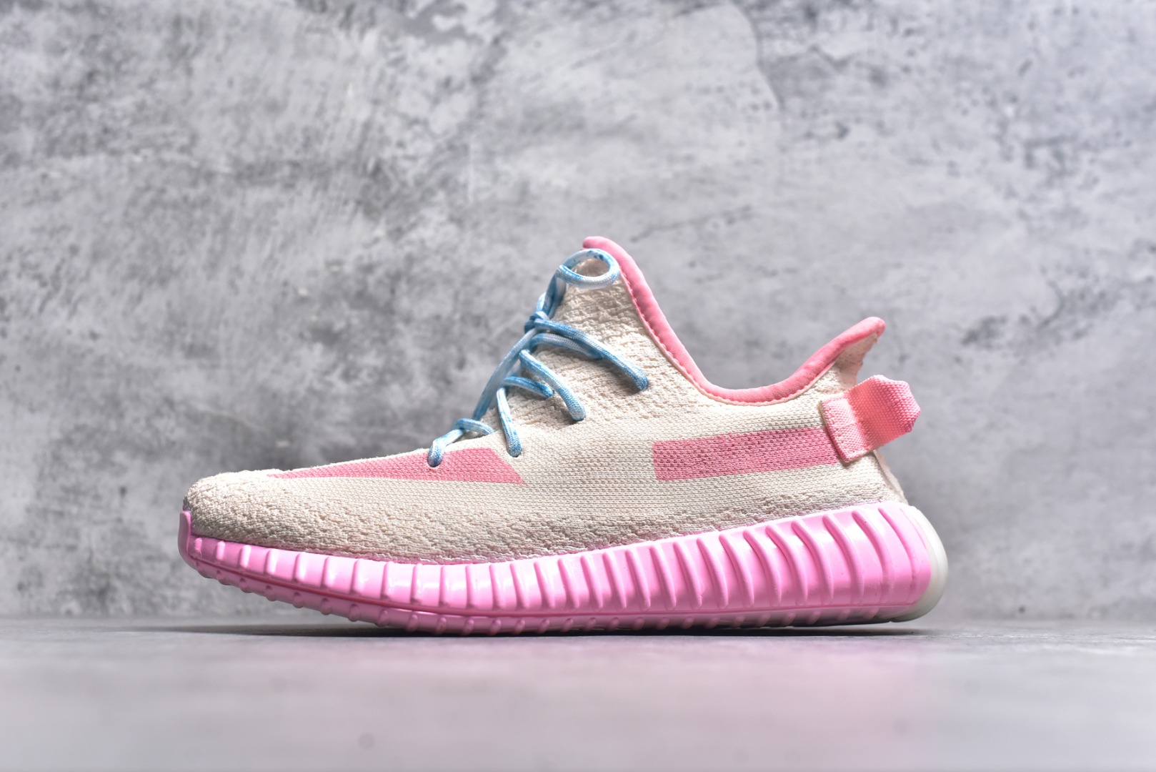 ▪熊猫权威实拍💯#SJ36650
新货🚀#Adidas Yeezy 350 Boost V2 C 阿迪达斯椰子350二代 粉西瓜
#一双将浪漫与活力编织进设计的鞋履。柔和粉调如梦幻絮语，从鞋身晕染至鞋底，似把甜美的梦踩在脚下。鞋带蓝白交织，像流星划过粉雾的轨迹，每一步都成独特风景。轻盈网面贴合双脚，奔赴前路时，仿若脚步也沾了梦幻的光，在日常与奔赴里，用色彩与设计，勾勒属于你的逐梦印记，让行走成为一场关于粉色遐想的漫游
尺码：36 36.5 37 38 38.5 39 40 40.5 41 42 42.5 43 44 44.5 45 9.D4