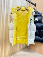 爆款羽绒服 2025新品 Moncler蒙口 新款羽绒马甲 秀场新品，品相非常完美，专柜高科技防水面料，内里90%白鹅绒填充，舒适保暖，色泽饱满诱人，非常出彩的设计，轻松将时髦感进阶，做工极为考究严谨，走线工整细致！大牌设计师巨作！上身不显臃肿、超级帅气！柜台码数: 1-5码 - Image 7