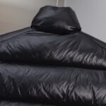 2025秋冬新款🆕羽绒服顶级代购版本羽绒马甲⬆️Moncler Lipsi羽绒马甲.撞色拼接设计.填充超级饱满.

Lipsi男士羽绒马甲采用亮面nylon laqué面料制成，适合换季穿着，带来温暖呵护。

Lipsi短款羽绒马甲演绎Moncler经典设计，是换季衣橱的必需单品。采用轻盈的功能性nylon laqué面料制成，撞色衬里尽显活力。
详情
•采用轻盈nylon laqué面料制成
•轻盈nylon laqué衬里
•填充羽绒
•立领
•拉链开合
•拉链口袋
•雪尼尔标识贴片
Size：1-5 黑色/象牙白 情侣款 - Image 9