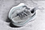 纯原级别 HOKA ONE ONE Clifton 克里夫顿9代专业性能减震公路跑步鞋 轻盈透气的针织网面和纱线的使用让鞋面更挺拔 增强鞋面的强度和支撑性能 搭配柔软的鞋舌 让双脚在舒适包裹中跑的更加畅快 全新泡棉中底 柔软的同时增强回弹性能 为不同跑者提供更平稳流畅的脚感 带来全面的缓冲保护 根据人体工程学设计的延长拉襟 后跟处弹软的海绵填充舒适固定 避免掉跟和摩擦 相比上一代光滑的内衬 Clifton 9的内衬增强了摩擦力 避免双脚在鞋内滑动 SIZE：36 36.5 37.5 38 38.5 39 40 40.5 41 42 42.5 43 44 44.5 45 - Image 7