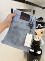 【Gucci Jeans | Classic Denim, Engraved with Luxury DNA】 When street style meets haute couture, a pair of jeans can become a badge of status.
Deconstructing the language of denim with centuries-old craftsmanship, we infuse every inch of fabric with a modern attitude and luxurious details, making everyday wear a silent declaration of taste.
✨ A pair of jeans is an attitude, and even more so, a legacy.
It's not just a wardrobe essential, but also an interpretation of the brand's spirit—
"From suitcases to jeans, we have always defined the boundaries of luxury with the ultimate craftsmanship."
Sizes: 28-42