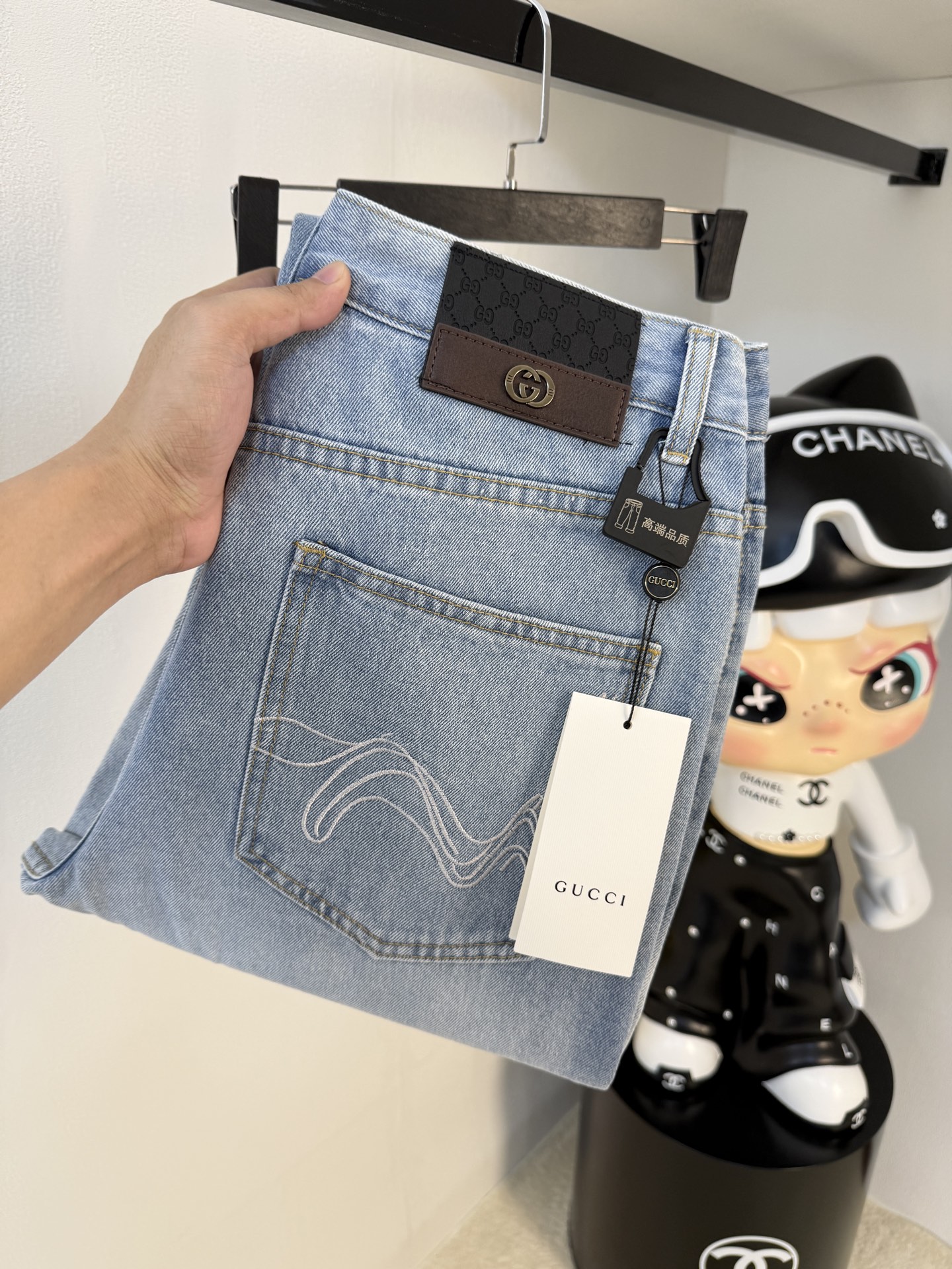 【Gucci Jeans | Classic Denim, Engraved with Luxury DNA】 When street style meets haute couture, a pair of jeans can become a badge of status.
Deconstructing the language of denim with centuries-old craftsmanship, we infuse every inch of fabric with a modern attitude and luxurious details, making everyday wear a silent declaration of taste.
✨ A pair of jeans is an attitude, and even more so, a legacy.
It's not just a wardrobe essential, but also an interpretation of the brand's spirit—
"From suitcases to jeans, we have always defined the boundaries of luxury with the ultimate craftsmanship."
Sizes: 28-42