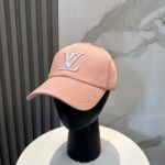 路易威登棒球帽LouisVuitton👒😍新款LV棒球帽，重工打造♥完美刺绣，高端大气，百搭款🤗男女通用！