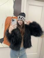 💰Chanel官网品质香奈儿秋冬网红时尚博主推荐款针织帽，藏着不动声色的高级感，每一处线条都透着利落大方，简约而不简单，大方且不失格调，处处细节都彰显着高端品味，时尚感在克制中愈发耐人寻味。 - Image 7
