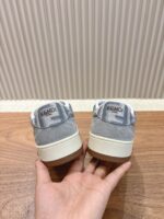 男码加10  Fendi芬迪板鞋首款大头运动鞋~~fendi match篮球运动鞋，最新元素注入加FF复古的设计，超经典百搭系列……
鞋面采用牛皮和牛猄拼接组合，侧面凸起的双F logo，内里采用毛巾布里，TPU发泡组合双色大底不一般的舒适！情侣款35-44 - Image 8