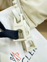 爆款羽绒服 2025新品 Moncler蒙口 新款羽绒马甲 秀场新品，品相非常完美，专柜高科技防水面料，内里90%白鹅绒填充，舒适保暖，色泽饱满诱人，非常出彩的设计，轻松将时髦感进阶，做工极为考究严谨，走线工整细致！大牌设计师巨作！上身不显臃肿、超级帅气！柜台码数: 1-5码 - Image 5