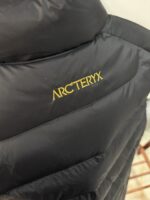 🉐 Arcteryx始祖鸟 Cerium Vest 纯色刺绣Logo字母 羽绒马甲 黑金

内里不是羽绒直接白送！
填充RDS认证850蓬欧洲白鹅绒，暖重比卓越，搭配易潮湿部位的Coreloft™合成 insulation，干冷湿冷环境均能持续保暖。 外层采用15D再生抗撕裂尼龙，整体轻盈可压缩，收纳后小于葡萄柚，随带随用。纯色基底搭配立体刺绣Logo，针脚工整清晰，品牌辨识度高。立体剪裁设计无活动束缚，可作为户外中层保暖件，也能当城市通勤叠穿单品，适配春秋冬三季穿搭需求。配备YKK防水拉链、可调抽绳下摆。

现货尺码：M、L、XL、XXL 。（可穿100-200斤 报身高体重安排合适尺码） - Image 9