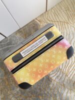 GF4343FB
独家实拍 极光拉杆箱】全新 Horizon 拉杆箱以个性创意革新路易威登的传奇经典，为标志性 Monogram 帆布点缀旅行贴饰，追溯品牌传统行李箱的设计风尚。皮革边角保护和超大外置拉杆丰富智慧细节，打造优雅且实用的旅行伴侣。详细特征35.0 x 23×53cm（长×宽×高）人工测量1-2cm误差 
【温馨提示❤️此款无包装/不支持退换】 - Image 7