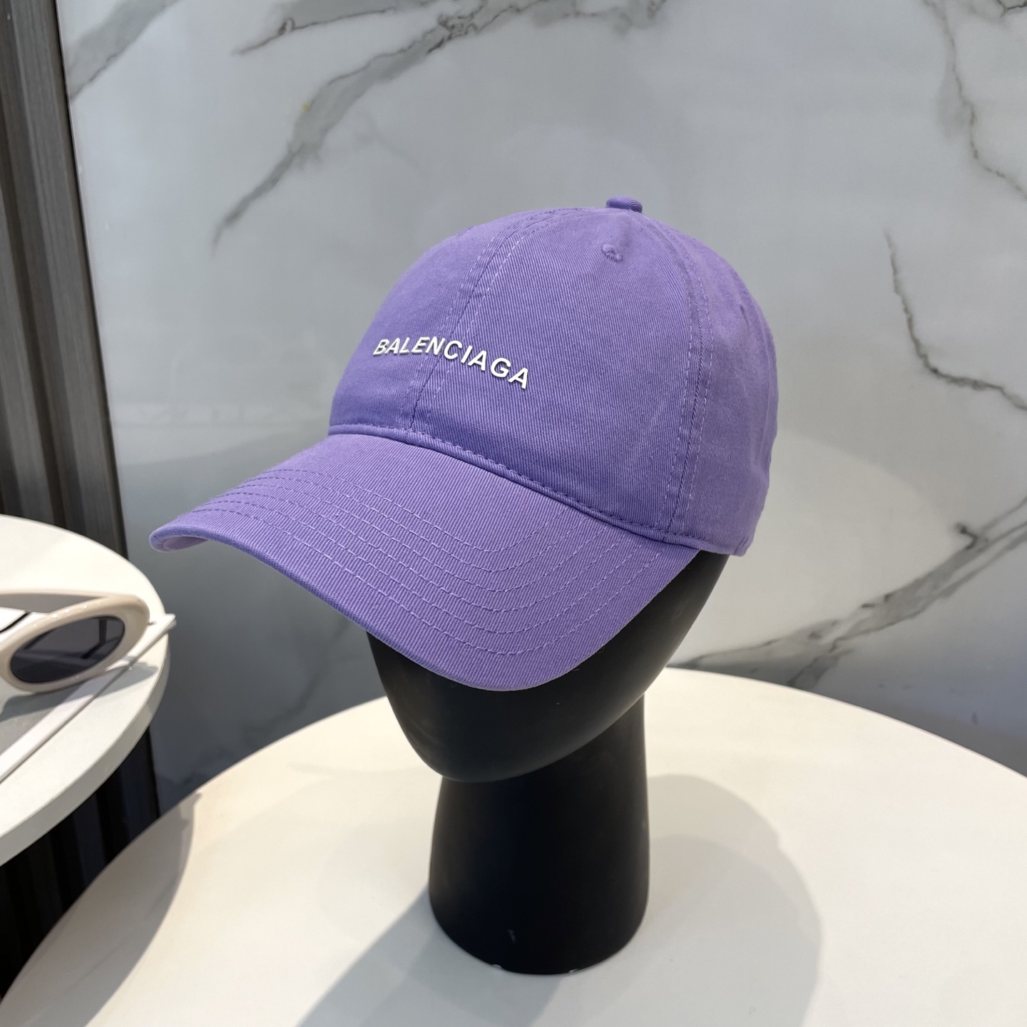 Balenciaga Balenciaga baseball cap. My family has already mastered Balenciaga's craftsmanship, which is sure to be a hit. Balenciaga's new washed cotton baseball cap is a must-haveHeavy industry craftsmanship, double B letter logo, innovative and fashionable trendy styleExclusive physical shooting for both men and women, adjustable for both genders