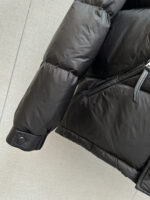 PRADA 2025 new down jacket, original version customized development hardware accessories, all details are fully handled in place! The upper body effect of the design is amazing! Versatile, fashionable and handsome! The original memory silk fabric at the counter has a stylish texture, providing warmth and rejecting bloating! The upper body is amazing. Size: M-3XL - Image 5