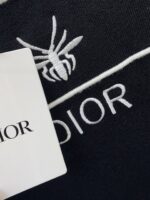 The latest round neck sweater for autumn and winter on the Dior 2025 official website is currently on sale at the counter! Specially supplied wool blended fabric Comfortable to feel It can directly touch the skin, with exquisite embroidered logos and badges that are extremely eye-catching! Details highlight the fashionable charm of big brands Exquisite craftsmanship Stereoscopic cutting style The wearing effect is unbeatable and handsome! All three standards are complete! Size: M-3XL - Image 4