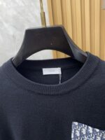 The latest round neck sweater for autumn and winter on the Dior 2025 official website is currently on sale at the counter! Specially supplied wool blended fabric Comfortable to feel It can directly touch the skin, with exquisite embroidered logos and badges that are extremely eye-catching! Details highlight the fashionable charm of big brands Exquisite craftsmanship Stereoscopic cutting style The wearing effect is unbeatable and handsome! All three standards are complete! Size: M-3XL - Image 3