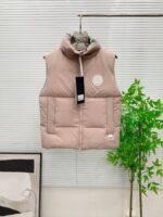 💰 加拿大鹅 Canada Goose 秋冬新款羽绒马甲 
搭配毛衣 卫衣 保暖同时毫无束缚感
采用国标95白鸭绒
轻薄飘逸 给你全方位的温暖！
上身颜值更有水准的洋气
让温暖和风度同行
中心线多重车线呈严整对称 谨守温馨守候 
胸前logo点缀着整件马甲！ 
独特之味道深入骨髓.减龄又十足保暖 既视感简单大气 男女同款 码数：XS-2XL