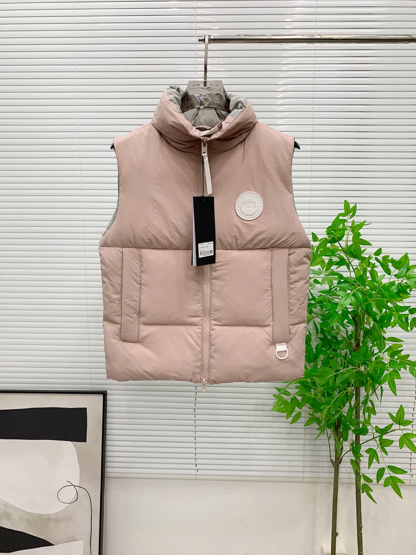💰 加拿大鹅 Canada Goose 秋冬新款羽绒马甲 
搭配毛衣 卫衣 保暖同时毫无束缚感
采用国标95白鸭绒
轻薄飘逸 给你全方位的温暖！
上身颜值更有水准的洋气
让温暖和风度同行
中心线多重车线呈严整对称 谨守温馨守候 
胸前logo点缀着整件马甲！ 
独特之味道深入骨髓.减龄又十足保暖 既视感简单大气 男女同款 码数：XS-2XL