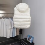2025 Autumn/Winter New Collection 🆕 Top purchasing version of down jacket 𝐌𝐨𝐧𝐜𝐥𝐞𝐫 Mound Maya classic hooded vesttop-tierTruly exclusive style ‼️ Interior Artifacts for Autumn and Winter ❗ Good products from delayed channels, basic style, can be worn alone or paired with layering, which will give a more layered feel!one ⃣ Gray nylon lining, filled with full velvet, international standard 90% white duck down+10% feathers! High fluffiness and excellent insulation performance 👍two ⃣ Outer layer material, customer supplied m home nylon fabric material! Windproof and snow proof, with first-class feel and high density! Wearing it is not only breathable and comfortable, but also has good anti low temperature, anti-static and wrinkle effects!three ⃣ The most classic and recognizable new stand up collar design, with a detachable hat and brand logo embellishment, gives the upper body a very high street stylefour ⃣ Zipper and hardware combination make it look more advanced! Electroplated hardware, double-sided zipper placket can adjust clothing pattern, while also locking in temperature more effectively! - Image 2