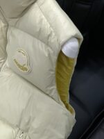 Moncler 蒙口，2025冬季最新品，专柜同步有售，原单狠货，时尚休闲羽绒马甲，上身舒适！吸睛而有亮点，采用进口原版面料，顶级刺绣🪡工艺字母图案logo，原版五金辅料装饰，简单而不失时尚，上身时尚帅气，2️⃣色推荐，码数：1-5


1	2	3	4	5	
衣长	62	64	66	68	70	
肩宽	43	44	45	46	47	
胸围	110	114	118	122	126	
下摆	108	112	116	120	124	
门襟拉链	63	65	66.5	68.5	70	
面袋拉链	16	16	16	16	16	
里袋拉链	16	16	16	16	16 - Image 5