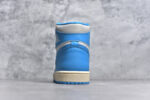 ▪🐼权威实拍💯#AD52310
新货🚀#Air Jordan 1 High OG "UNC Reimagined" AJ1 乔1做旧北卡蓝复刻 爆裂纹高帮篮球鞋 DZ5485-402

全新批次 原厂皮料 正确爆裂纹
清洁度超高，所有细节经得起推敲，外贸零售首选版本 高价零售推荐版本💪🏻 
原楦原纸板开发 极致一眼正品既视感 原厂皮料 原厂拉帮工艺 全部采用原厂电脑车 针距 边距完全同步原鞋 原厂特供皮料承诺百分百一致原鞋 鞋面清洁度最高QC检验标准 控制溢胶 飞翼3D高频深度立体 全市场仅此一家  鞋盒、防尘纸  均采购来自原厂 
尺码：36 36.5 37.5 38 38.5 39 40 40.5 41 42 42.5 43 44 44.5 45 46 47.5 - Image 5