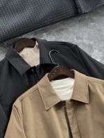 🆕- This collared cotton jacket takes business and casual wear to a new levelDo you want a jacket that can handle various occasions with ease? This lapel jacket perfectly balances the needs of business and leisure with a sharp cut and exquisite details. The 100% polyester twill fabric gives this jacket just the right amount of elasticity and stiffness, without being as restrained as traditional suit jackets, while maintaining a sleek silhouette. The 60g insulation cotton filled inside provides enough warmth even in late autumn and early winter weather, without appearing bulky at all.The most attractive feature of this jacket is its seemingly low-key yet intricate detail design. The classic lapel design continues the usual elegant genes, while the hidden size 5 metal zipper paired with a double four fold placket ensures both convenience in wearing and maintains a simple and smooth appearance. The electroplated gun colored zipper head seamlessly blends with the overall color tone, making it almost imperceptible from a distance. This attention to detail is the essence of luxury brands.The functionality is equally surprising. The dual pocket design on the front side - a combination of vertical digging and lateral opening pockets, meets the storage needs of different items. The widened edge of the bag cover is embedded with environmentally friendly microfiber leather of the same color scheme, which not only enhances durability but also inadvertently exudes a sense of luxury. The leather inlay at the bottom of the placket echoes the bag cover, showcasing the designer's insistence on overall aesthetics.The slightly wide silhouette is very friendly to all body types, and there is no sense of restraint during activities. The two-piece back design not only allows for more freedom of movement, but also cleverly incorporates the 232 highway emblem, becoming the most unique identity symbol of the entire jacket. The solid color lining inside is skin friendly and comfortable, making it particularly smooth to put on and take off.Brown tones are warm and elegant, suitable for creating intellectual images; Classic black is timeless and a safe choice for business occasions. Both colors are versatile enough to easily handle anything from formal meetings to weekend dates. The most important thing is that this jacket requires almost no special care, and the properties of the polyester fiber fabric keep it stiff and stylish at all times.This work interprets the essence of modern business casual wear - maintaining a professional image while also considering daily comfort. The hidden zippers, inlaid leather details, and unique back design silently enhance the wearing experience. It is not the kind of item that highlights its value through a striking logo, but rather impresses those who truly understand the industry with its practicality and exquisite craftsmanship.Color: Brown, Black174-140 upper body size LSize: M-XXXL (48-56)Style number: FXHM8601Size M Chest circumference 116 Shoulder width 48.4 Sleeve length 60 Clothing length 66Size L Chest circumference 120 Shoulder width 49.6 Sleeve length 61.5 Clothing length 67.5XL Chest Size 124 Shoulder Width 50.8 Sleeve Length 63 Clothing Length 69XXL chest circumference 128 shoulder width 52 sleeve length 63.5 clothing length 70XXXL bust circumference 132 shoulder width 53.2 sleeve length 64 garment length 71 - Image 4