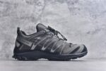 ▪panan权威实拍💯#A
新货🚀#SALOMON XA Pro 3D 灰黑色 475875
萨洛蒙潮流越野机能户外功能鞋 

纯原外贸平台特供订单 耗时半年巨作 全套原纸板楦头开发 原厂特供网布配套加持 确保原汁原味 完美呈现版型 原档数据独家私模五层组合大底 男女鞋同步官方开发 原装Ortholite轻量化鞋垫 中底布带钢印编号 原厂TPU锁扣 进口港宝加持 后跟自然饱满 还原公司包裹性 鞋面采用SENSIFT贴合技术 全方位贴合包裹脚型 鞋跟部鞋底牵引设计 提供强大的抓地性能 更适应野外崎岖不平的道路 其3D ADVANCED CHASSIS底盘 材料轻量大化 钉齿设计更具稳定性 防护性 鞋底易磨损区运用CONTAGRIP高耐磨材料 应对城市硬质路面长距离跑考验 
尺码：36-46 - Image 3