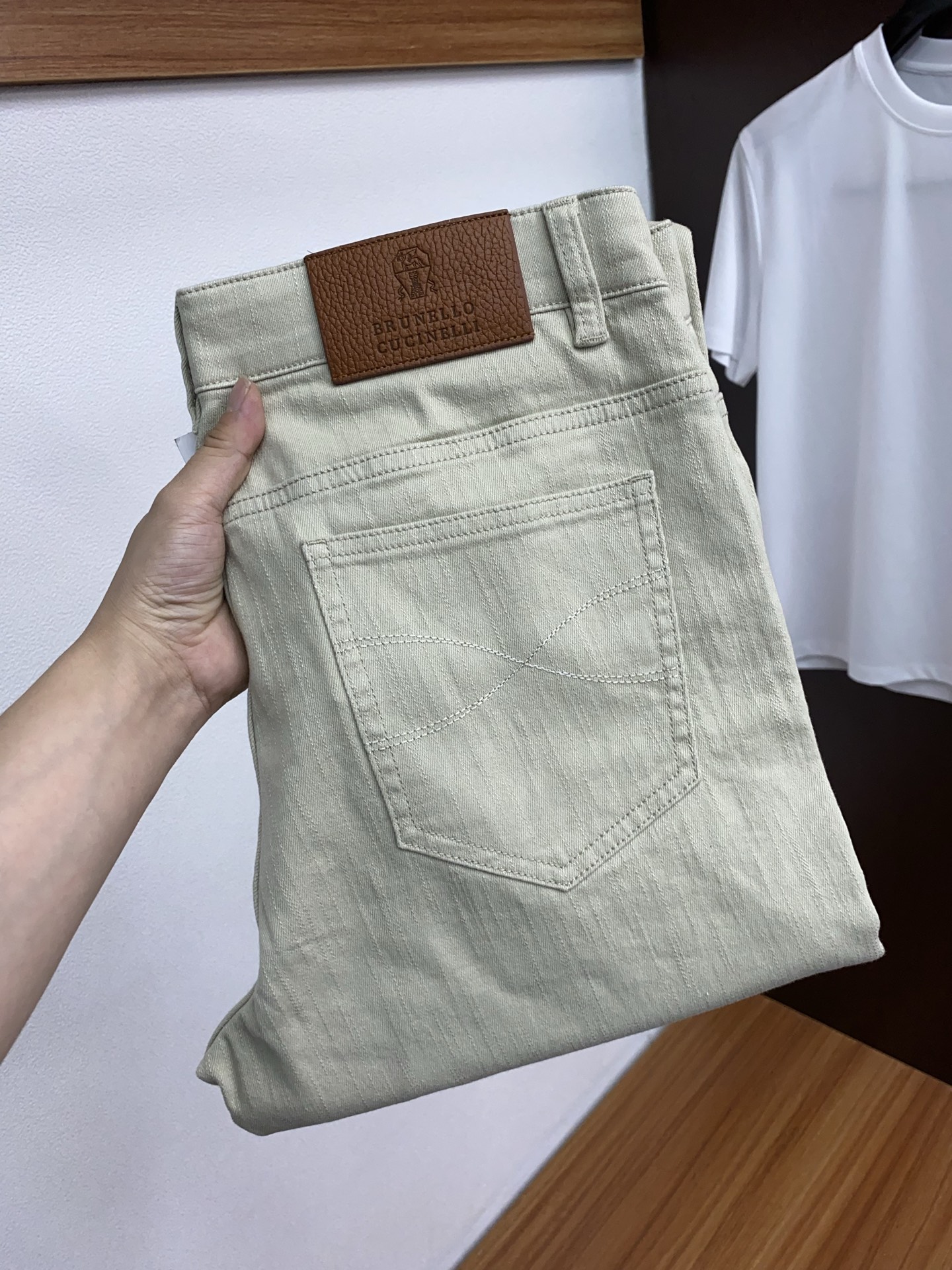 The new customized five bag casual trousers for BC 2025 spring and summer counters are cleanly cut, with a strong urban style. They are made of high-end spun fabric with a soft, sticky and dry feel, and have a crisp and stylish upper effect. Exquisite hardware, very attractive for business and leisure. With so many top-notch materials, it creates a high-end product with unparalleled value, which is the first choice for high-end trendy and fashionable peopleSize: 30-38