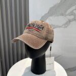 New Balencia * a Balenciaga baseball capIn-stock instant shipping 🧢 A simple, fashionable, super unbeatable and beautiful hat! Couple style!
