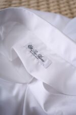 【商务长袖纯棉衬衫来了哦!温莎领设计
口袋款长袖衬衫】这款商务长
袖纯棉衬衫非常精致且带有职业感，且增
添了一抹低调的奢华感。温莎领的设计则
更加凸显了衬衫的商务气息,适合各种正
式场合穿着。口袋的加入，既方便了日常
携带小物品，又提升了衬衫的实用性。
100纯棉的面料质感保证了衬衫的舒适度
和透气性，即使在炎热的天气中也能保持
干爽舒适。
无论是参加重要的商务会议，还是出席正
式的晚宴活动，这款商务长袖纯棉衬衫都
能让你展现出优雅、专业的形象。搭配一
条合适的西裤和皮鞋，更能凸显你的个人
魅力。
不仅小细节设计精良、面料质感上乘,而
且非常实穿。如果你正在寻找一款适合商
务场合穿着的长袖衬衫，那么它绝对是 
个不错的选择。
码数：39-43（少量38） - Image 7