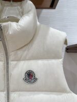 。特级羽绒⬆️Moncler x Christopher Raxxy 明星同款 男女款3D绗缝拉链羽绒马甲. 
🎁出厂标配全套柜台礼盒包装.升级原版磁吸礼盒.
这款羽绒是Moncler xChristopher Raxxy系列的男女同款单品，装饰元素传达了梦想阶梯的设计理念。
演员周雨彤、王安宇倾情演绎“梦幻楼梯”设计理念.
这款立体绗缝羽绒马甲采用轻质抗撕裂面料制成，由品牌携手
Christopher Raxxy合作打造。此款羽绒外套设计源自螺旋楼梯，其装饰元素代表着蜿蜒曲折的命运台阶。
详情
•采用轻质抗撕裂面料制成
•细密抗撕裂面料衬里
•拉链开和
•隐藏式口袋
•防风门襟
•拉链开合
•绗缝贴片，填充羽绒
•联名毛毡标识贴片
Size : 0-4黑色/浅蓝/奶白/三色入.情侣款 - Image 3