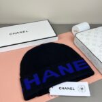 💰Chanel官网品质香奈儿秋冬网红时尚博主推荐款针织帽，藏着不动声色的高级感，每一处线条都透着利落大方，简约而不简单，大方且不失格调，处处细节都彰显着高端品味，时尚感在克制中愈发耐人寻味。 - Image 4