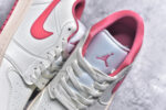 ▪🐼权威实拍💯#A
新货🚀#Air Jordan AJ1 Low 低帮 米白粉 DC0774-109 全新流水线出品 DT版本唯一平替选择 市场第二梯队最强版 全部原鞋开发 原楦原纸板开发 全鞋电脑针车 原厂内置全掌气垫 原盒内在原标 唯一Zp原版鞋带绑法 免检产品 全新2022版型 全头层皮料 完美零毛边处理 原厂配置全掌气垫 价格定位良心 几十个配色陆续出货 实拍调校N版已经零色差零失真 百分百还原实物色彩所见即所得 不存在货不对板色差等低级问题 选购参考实物拍摄 不混卖不参货 只用心做好货严格选品 承诺混一赔十 SIZE：36 36.5 37.5 38 38.5 39 40 40.5 41 42 42.5 43 44 44.5 45 46 - Image 9