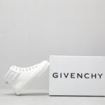 🌟  《顶级品质》
GⅣENCHY纪梵希魔术贴经典款 
专柜官网同步 市面最高版本 原版一比一复刻 四季潮鞋！纪凡希鞋子做工讲究 每一条走线都是按照原版样式 基本做到零瑕疵 媲美专柜 毫无压力 此款鞋即新潮又百搭！
▪️鞋面:进口摩术贴
▪️鞋面:进口头层牛皮
▪️垫脚:羊皮内里
▪️大底:原版TPU
▪️码数:女35一40 男39一44