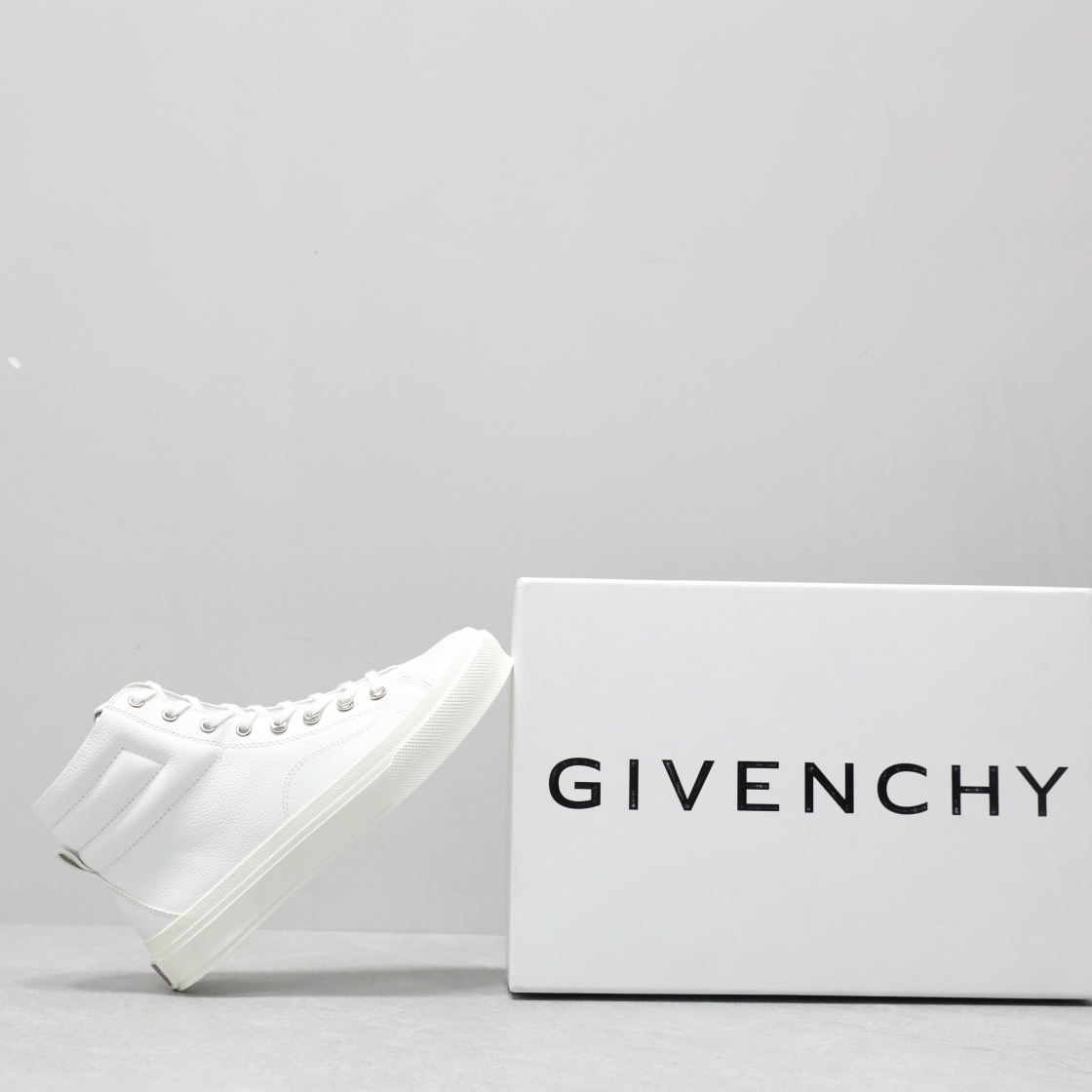 🌟  《顶级品质》
GⅣENCHY纪梵希魔术贴经典款 
专柜官网同步 市面最高版本 原版一比一复刻 四季潮鞋！纪凡希鞋子做工讲究 每一条走线都是按照原版样式 基本做到零瑕疵 媲美专柜 毫无压力 此款鞋即新潮又百搭！
▪️鞋面:进口摩术贴
▪️鞋面:进口头层牛皮
▪️垫脚:羊皮内里
▪️大底:原版TPU
▪️码数:女35一40 男39一44