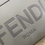 灰色
小号全新size shine tote 
FÉŃĎI TOTE 托特包“阳光手提袋”
简单字母LOGO设计，琥珀色双手柄是整个包包最大焦点，单拧着就很有气场，也不勒手，小号还配有一条宽肩带，整体复古感超强，非常适合喜欢复古风的时髦精，硬货力推💥 
2801
尺寸35x17x31cm#15940 - Image 2