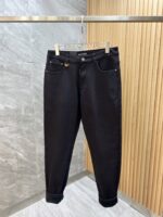 【Armani Jeans | Classic Denim, Embossed with Luxury DNA】 When streetwear meets haute couture, a pair of jeans can become a badge of status.
Deconstructing the language of denim with centuries-old craftsmanship, we infuse every inch of fabric with a modern attitude and luxurious details, making everyday wear a silent declaration of taste.
✨ A pair of jeans is an attitude, and even more so, a legacy.
It's not just a wardrobe essential, but also an interpretation of the brand's spirit—
"From suitcases to jeans, we have always defined the boundaries of luxury with the ultimate craftsmanship."
Sizes: 28-42