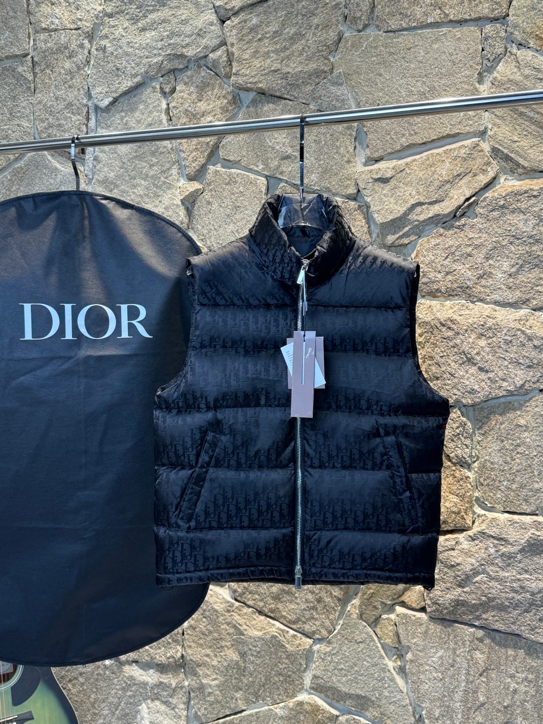 *Quality grade * with dust-proof bag packagingDior | DiorDior Jacquard Dark Pattern/Vest Down JacketDescription:This short Parker down is made of silk jacquard fabric, and the garment is filled with functional details to ensure warmth and care. Zipper pockets, adjustable cuffs with logo accents on the sleeves. Adding a unique and noble atmosphere to the overall design while significantly improving the protective performance.Material and process analysis:one ️⃣ Original silk dark jacquard patterntwo ️⃣ 90% plain duck down, the most abundant filling in the market, never blowing false goose down and a series of misunderstandingsthree ️⃣  Fabric: 100% nylon; Lining: 100% nylon, one of the top in the market, everything is customized according to the original version.four ⃣ The original processing factory produces electroplated hardware, all of which are custom-made by the original factory, and various replica versions are not available in the marketfive ⃣ Produced by a certain same generation factory, the quality has always been uncompromising. When it comes to large factories, everyone understands the craftsmanship of workers, and QA and Qc quality inspection are not comparable to small factories in the market.Dior down jackets, without boasting, there are hardly any that can do better than us at present!Make an original product with care, giving every customer the confidence to introduce themselves to the top tier replica version in China.A good product doesn't need too many soft articles to complement it,Only junk products will boast: the original ZP uses thousands of words to impress consumers with its scattered and overflowing content!Size: 46-54Color: Black