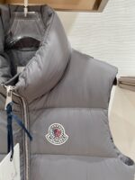 。特级羽绒⬆️Moncler x Christopher Raxxy 明星同款 男女款3D绗缝拉链羽绒马甲. 
🎁出厂标配全套柜台礼盒包装.升级原版磁吸礼盒.
这款羽绒是Moncler xChristopher Raxxy系列的男女同款单品，装饰元素传达了梦想阶梯的设计理念。
演员周雨彤、王安宇倾情演绎“梦幻楼梯”设计理念.
这款立体绗缝羽绒马甲采用轻质抗撕裂面料制成，由品牌携手
Christopher Raxxy合作打造。此款羽绒外套设计源自螺旋楼梯，其装饰元素代表着蜿蜒曲折的命运台阶。
详情
•采用轻质抗撕裂面料制成
•细密抗撕裂面料衬里
•拉链开和
•隐藏式口袋
•防风门襟
•拉链开合
•绗缝贴片，填充羽绒
•联名毛毡标识贴片
Size : 0-4黑色/浅蓝/奶白/三色入.情侣款 - Image 3