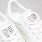 🌟  《顶级品质》
GⅣENCHY纪梵希魔术贴经典款 
专柜官网同步 市面最高版本 原版一比一复刻 四季潮鞋！纪凡希鞋子做工讲究 每一条走线都是按照原版样式 基本做到零瑕疵 媲美专柜 毫无压力 此款鞋即新潮又百搭！
▪️鞋面:进口摩术贴
▪️鞋面:进口头层牛皮
▪️垫脚:羊皮内里
▪️大底:原版TPU
▪️码数:女35一40 男39一44 - Image 6