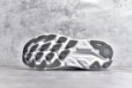 纯原级别 HOKA ONE ONE Clifton 克里夫顿9代专业性能减震公路跑步鞋 轻盈透气的针织网面和纱线的使用让鞋面更挺拔 增强鞋面的强度和支撑性能 搭配柔软的鞋舌 让双脚在舒适包裹中跑的更加畅快 全新泡棉中底 柔软的同时增强回弹性能 为不同跑者提供更平稳流畅的脚感 带来全面的缓冲保护 根据人体工程学设计的延长拉襟 后跟处弹软的海绵填充舒适固定 避免掉跟和摩擦 相比上一代光滑的内衬 Clifton 9的内衬增强了摩擦力 避免双脚在鞋内滑动 SIZE：36 36.5 37.5 38 38.5 39 40 40.5 41 42 42.5 43 44 44.5 45 - Image 6