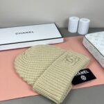 💰Chanel官网品质香奈儿秋冬网红时尚博主推荐款针织帽，藏着不动声色的高级感，每一处线条都透着利落大方，简约而不简单，大方且不失格调，处处细节都彰显着高端品味，时尚感在克制中愈发耐人寻味。 - Image 3